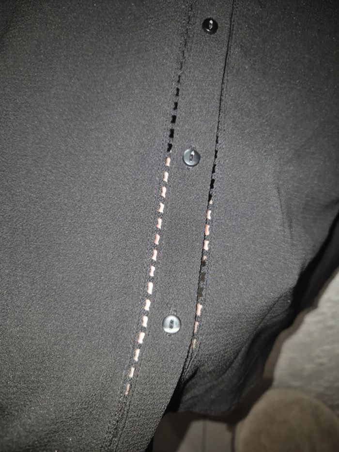 Jolie petite chemise col V noire avec jolis détails Inextenso taille 46 - photo numéro 3