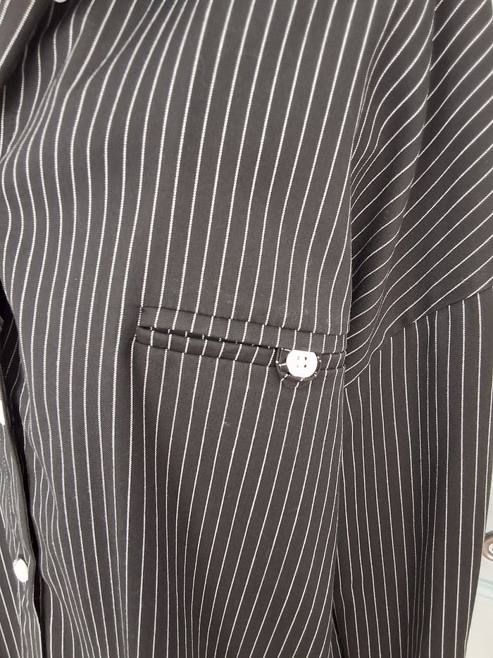 Chemise longue et large,  couleur noir rayures blanches, taille S/M - photo numéro 2