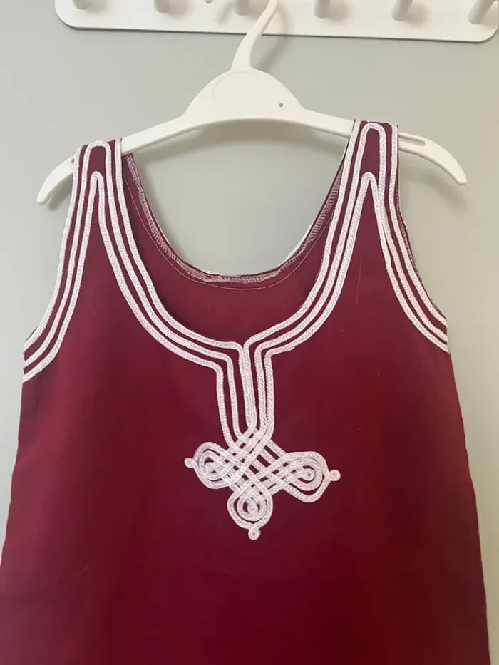 Robe / caftan couleur bordeaux et blanc taille 3 ans - photo numéro 2
