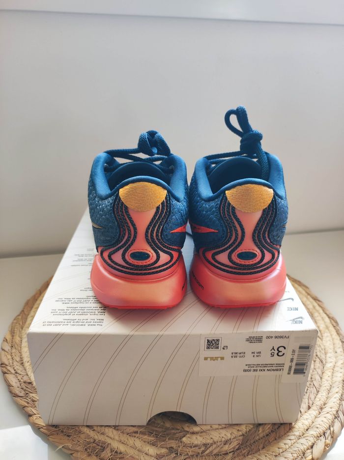 Baskets Nike LeBron XXI.  Taille 35.5 - photo numéro 5