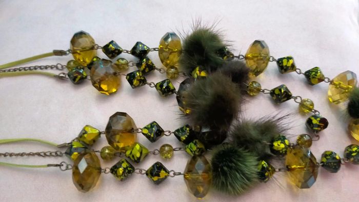 Collier fantaisie original – Vert olive & ambre – Pompons et perles mouchetées - photo numéro 7