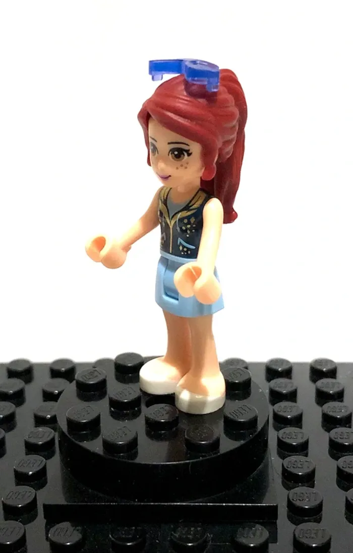 LEGO Friends - Mia, bright light blue skirt, dark blue vest top - photo numéro 4