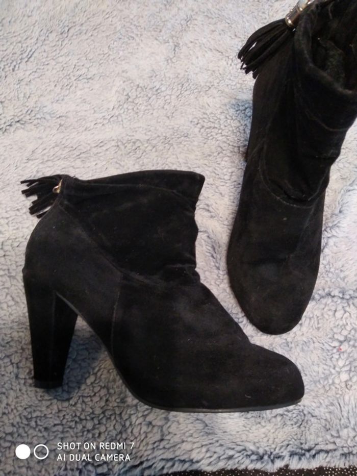 Jolies boots noires pompons fermeture arrière - photo numéro 4