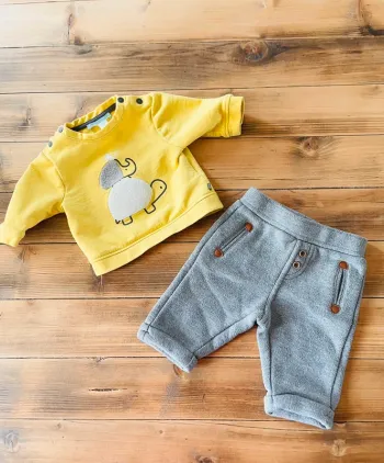 Ensemble pantalon gris et pull jaune bien chaud 3 mois