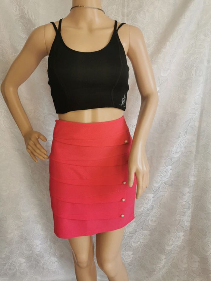 Jupe courte. Rose fushia. Taille 38