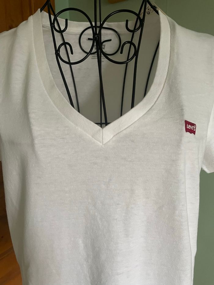 T-shirt Levi's blanc à manche courte - col V - NEUF avec étiquette - taille S / 36 - photo numéro 3