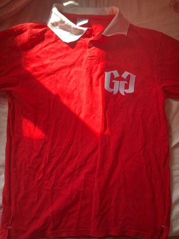 Haut rouge et blanc du genre chemisier 