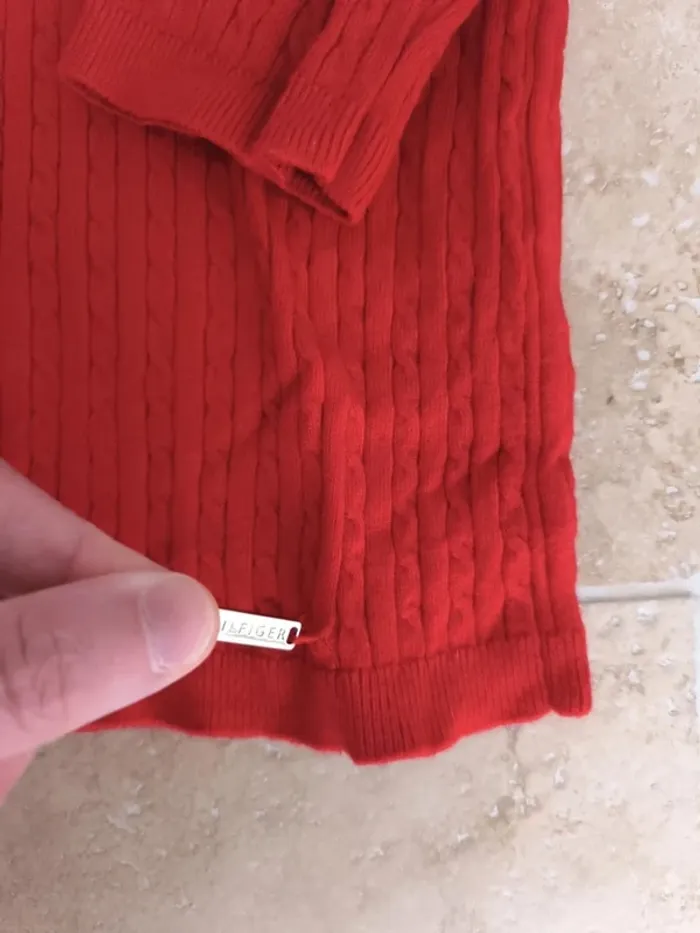Joli pull Tommy Hilfiger taille L femme rouge, logo détaché et trou nuque - photo numéro 4