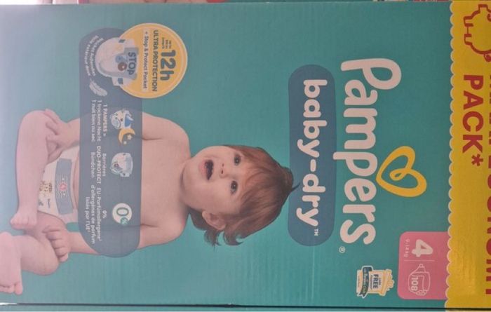 1 carton couches Pampers taille 4