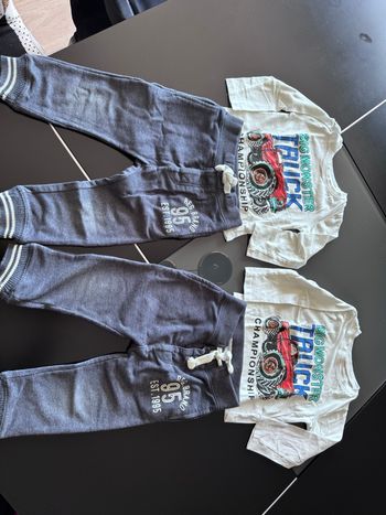 Lot jumeaux 2 x pantalon et 2x t-shirt 24 mois