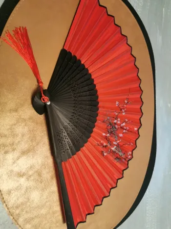 Éventail style japonais fleurs de cerisier rouge
