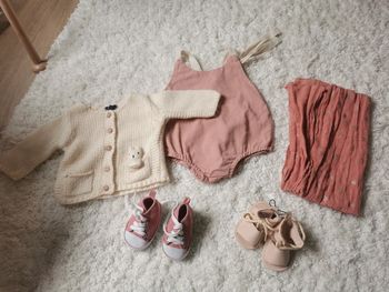 Ensemble barboteuse + gilet + foulard + 2 paires de chaussures