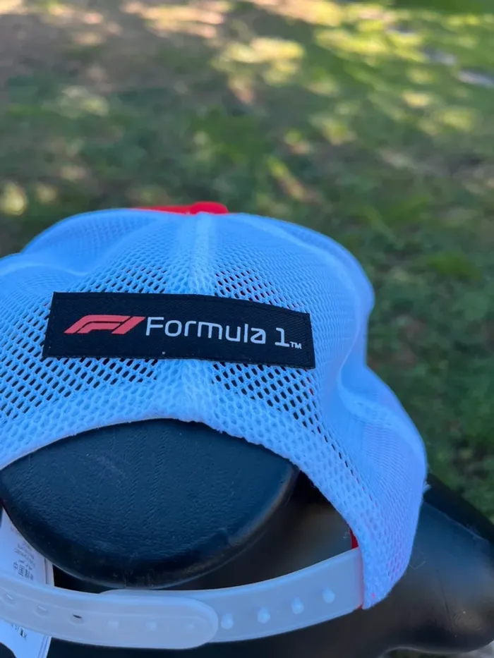 Casquette rouge et blanche formula one - photo numéro 2