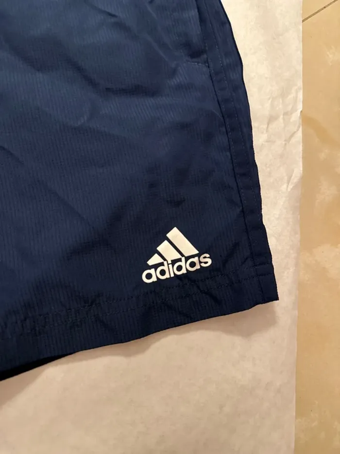 Short Adidas taille 9/10 ans 2 poches avec zip - photo numéro 2
