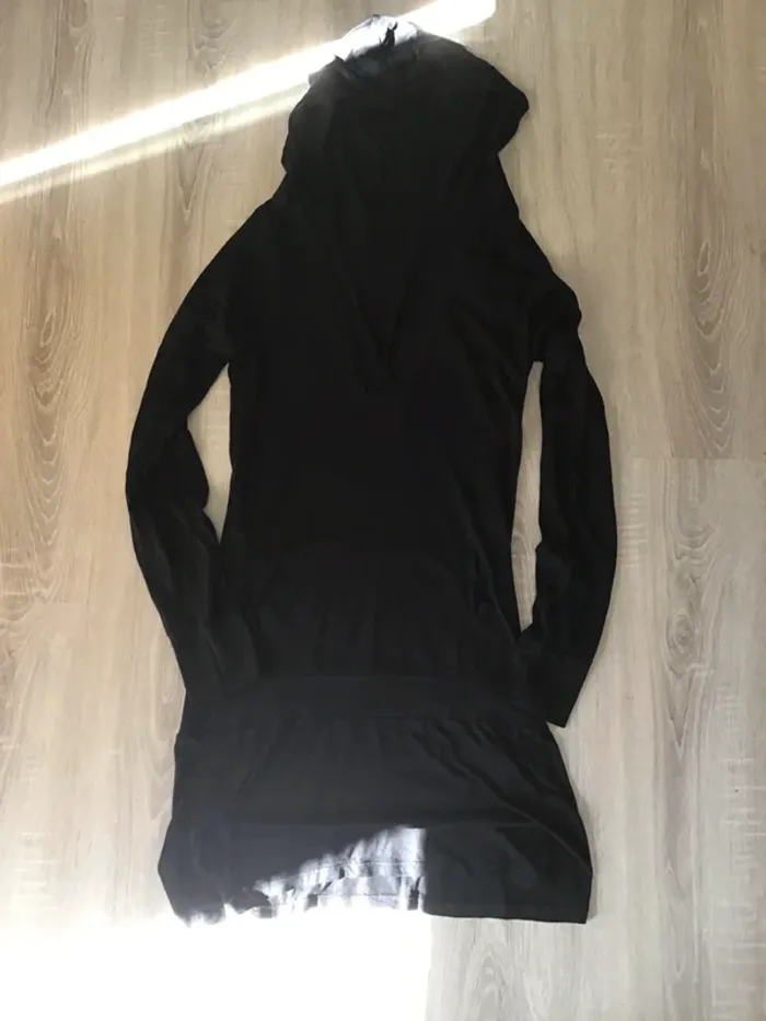 Robe tunique avec capuche noire