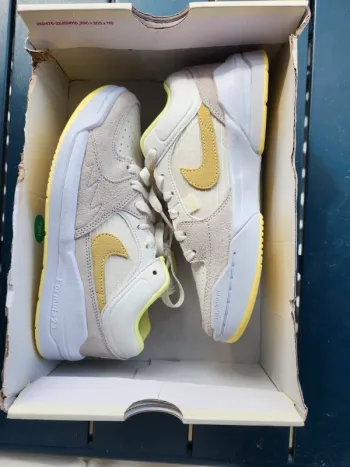 Jordan stadium 90 femme fille taille 36 neuves beige et jaune