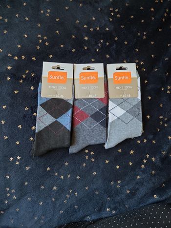 3 paires de chaussettes homme élégante Neuves.