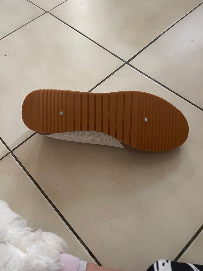 Magnifiques Sneackers  blanc marron glacé et finitions dorées très classes - photo numéro 3