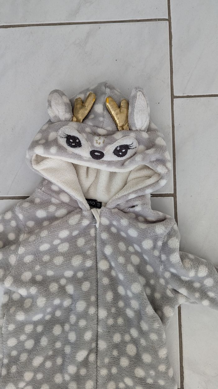 Sur pyjama ou déguisement renne