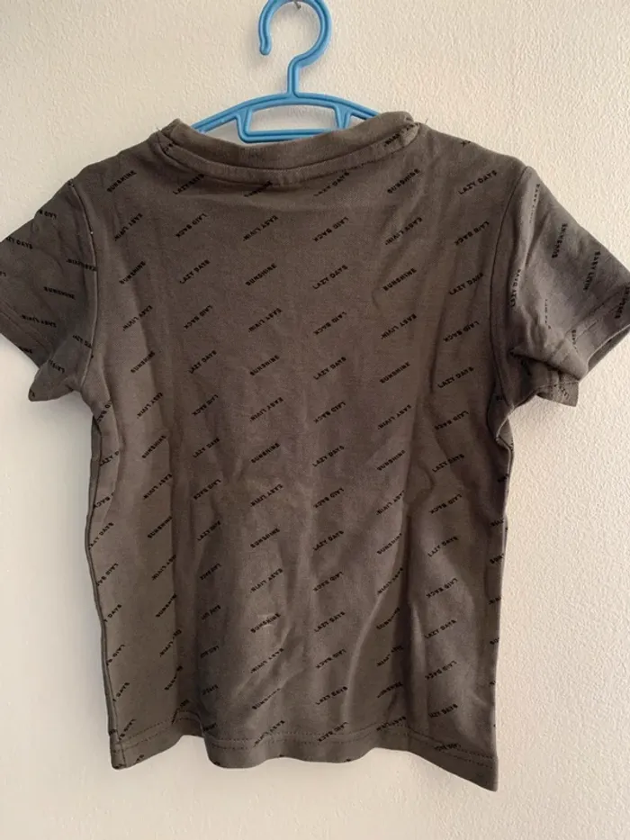 T-shirt garçon gris à motifs – Taille 98/104 - photo numéro 2
