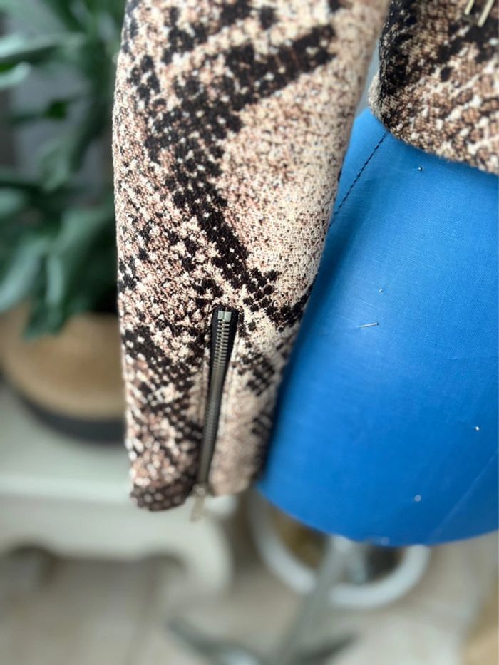 Veste H&M courte à motif serpents - marron/noir - neuve jamais porté - taille 32/XXS - photo numéro 3