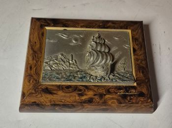 Boîte à bijoux coffre à souvenirs en bois et étain « Étains du Prince » décor en relief
