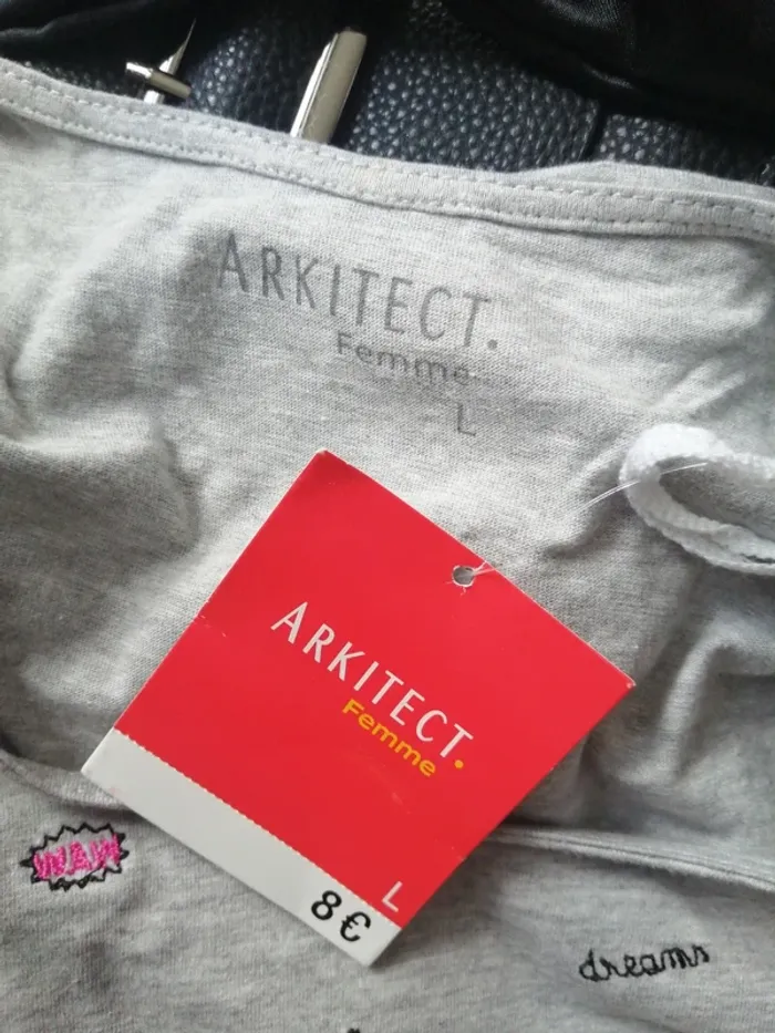 Tee-shirt gris avec différentes broderies et noeud noir dans le dos / arkitect / (L) - photo numéro 6