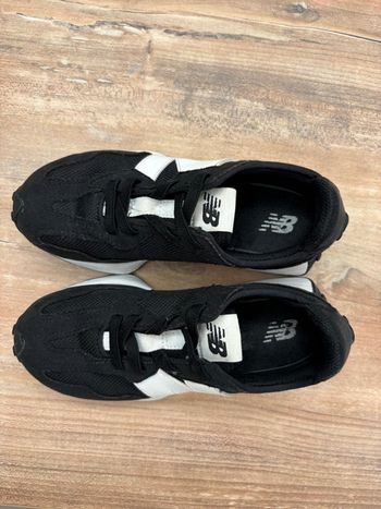 Baskets New Balance PH327 – Noir
Pointure 32.5 – Très bon état