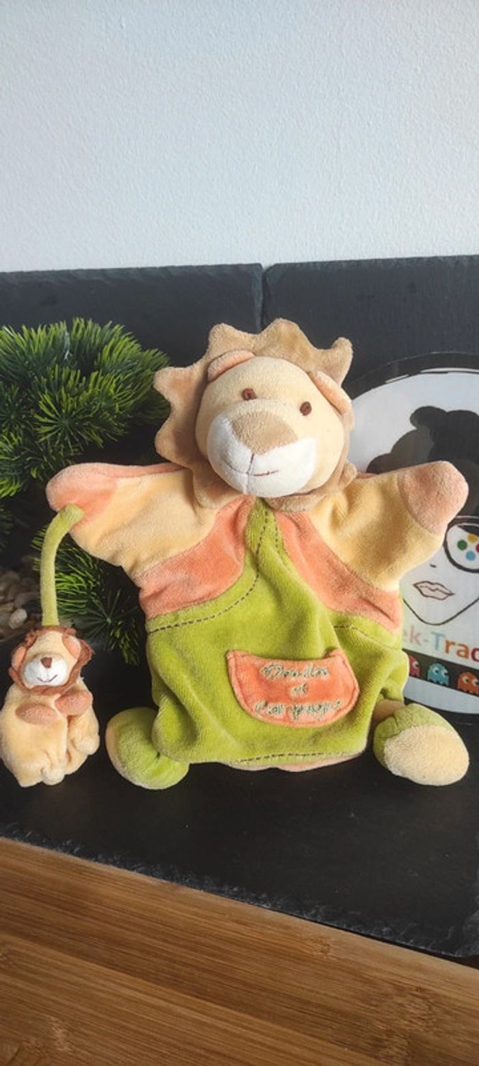 Doudou et compagnie marionnette lion bébé jaune orange vert poche Beige Marron