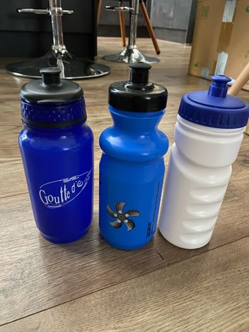 Lot 3 gourdes sports neuves coloris bleu et blanc