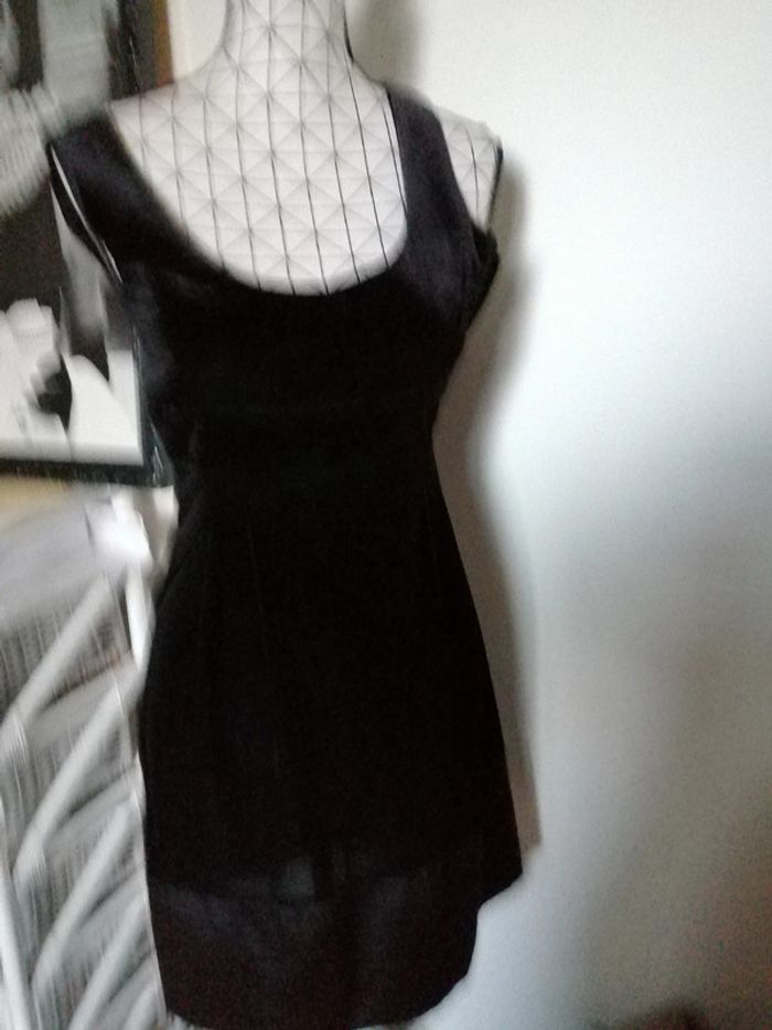 Petite robe noire. Effet velours et satin - photo numéro 4