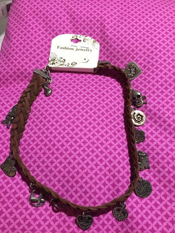 Collier cuir avec breloques neuf