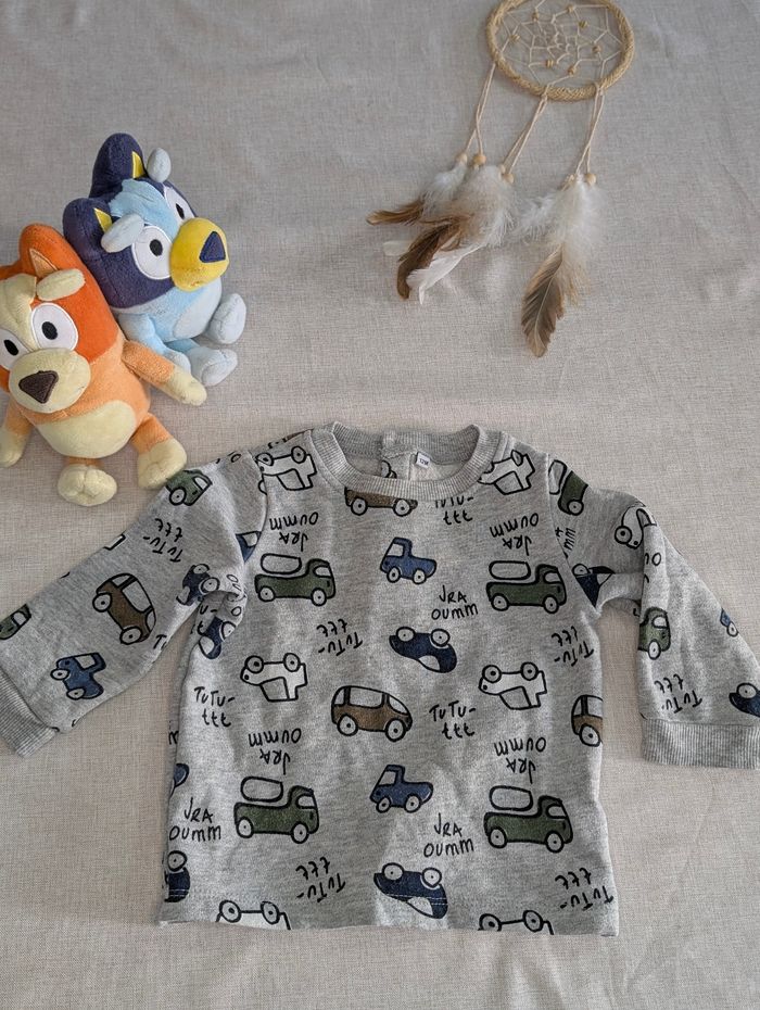 Pull gris avec voiture