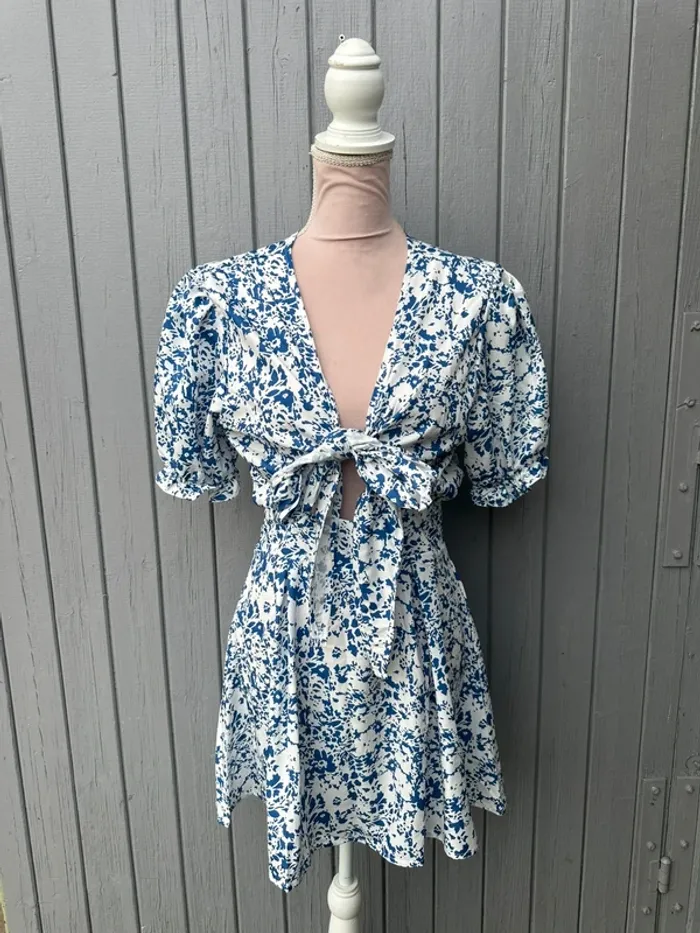 Robe d’été légère manches courtes bleu banche fleuri décolleté devant ouvert noeud M/38