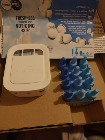 Lot febreze 4 recharges et sa prise murale coton fresh neuf
