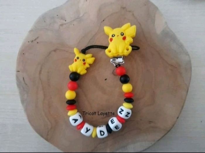 Attache tétine pikatchu