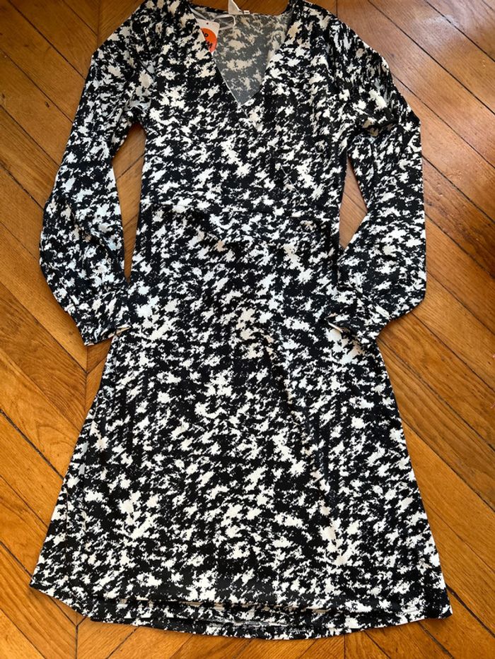 Neuve! Très jolie robe taille XL - photo numéro 2