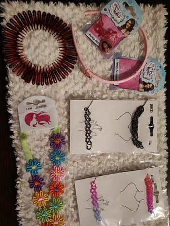 Lot de bijoux et articles cheveux fille