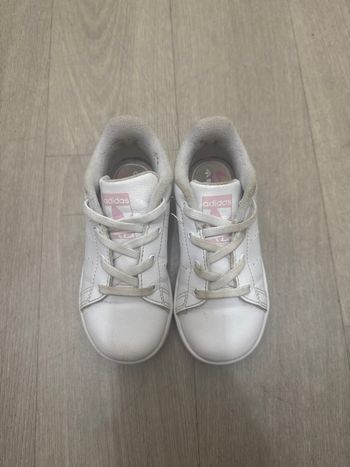 Chaussures Adidas taille 26 pour filles