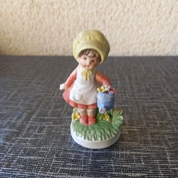 Bibelot fille avec arrosoir #260406