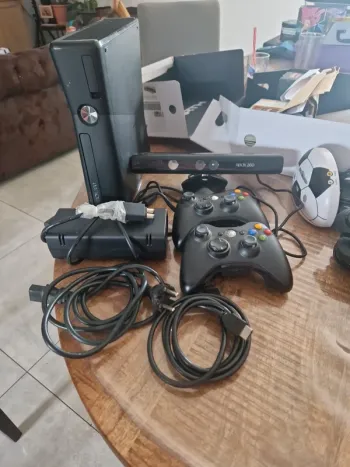 Console xbox 360 avec 2 manettes et kinect