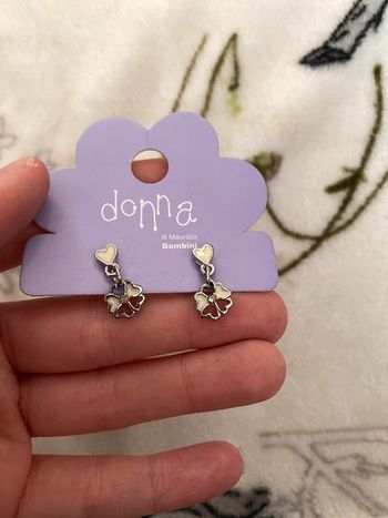 Boucles d’oreilles fleurs/trèfles crèmes.