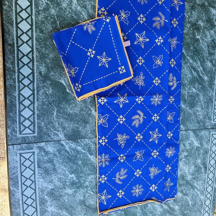 Nappe bleue Francoise Saget 1m45 par 1m50 et ses 12 serviettes 42cm par 42cm