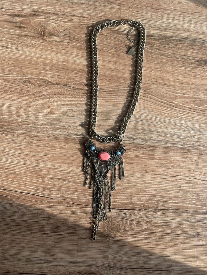 Collier argenté en chaîne et pendentif ethnique