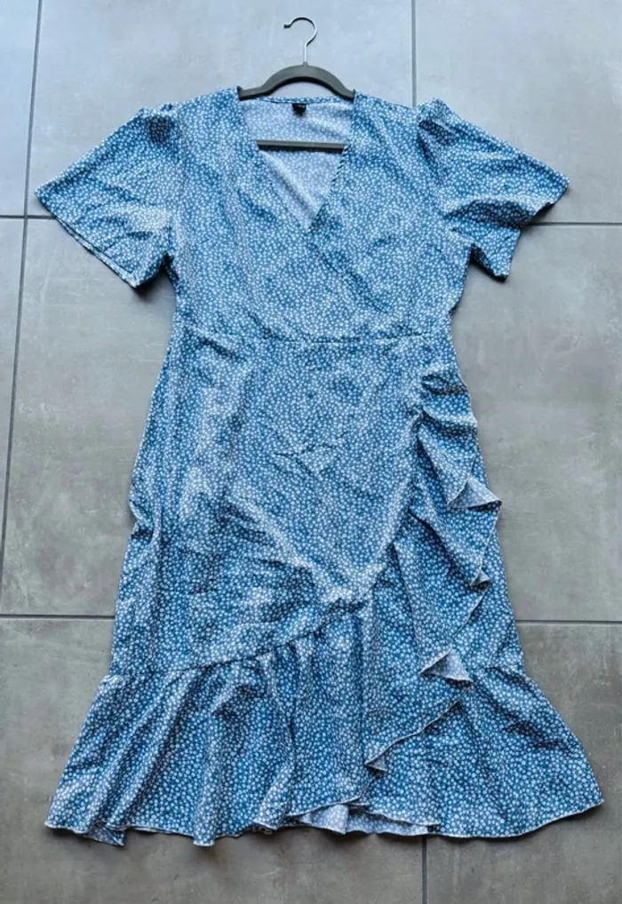 Magnifique robe bleue fleurie neuve