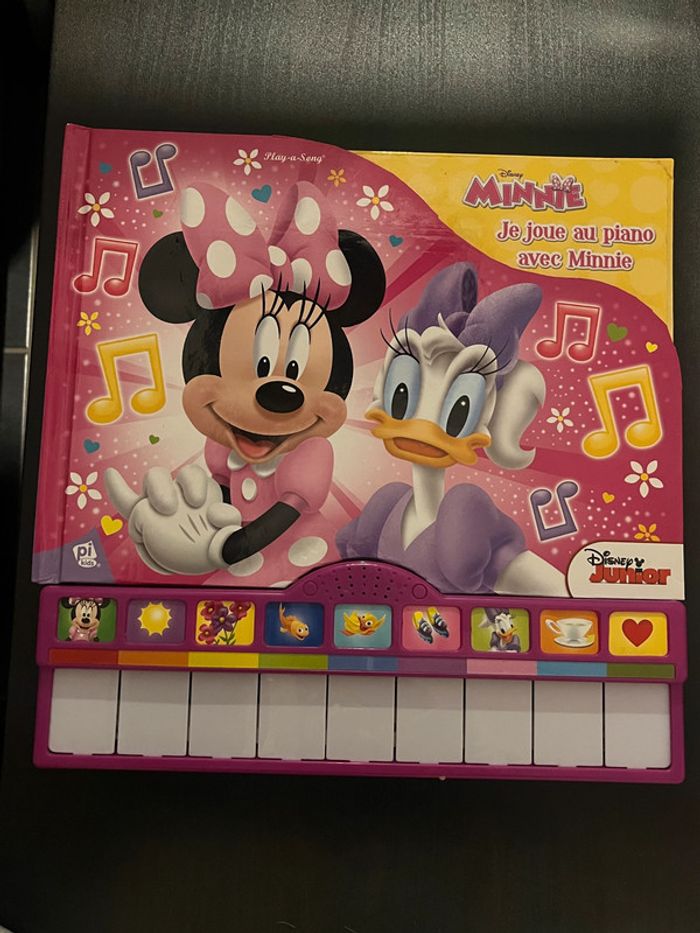 Livre Minnie - Je joue au piano avec Minnie.