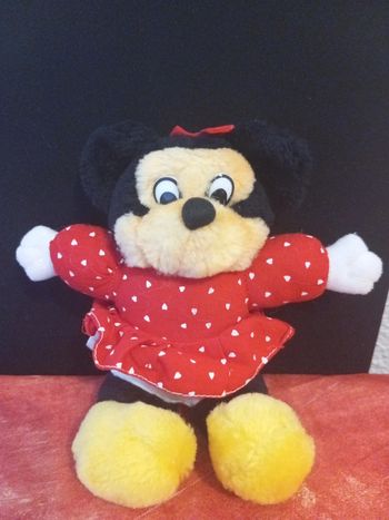 Minnie en robe rouge avec coeurs vintage