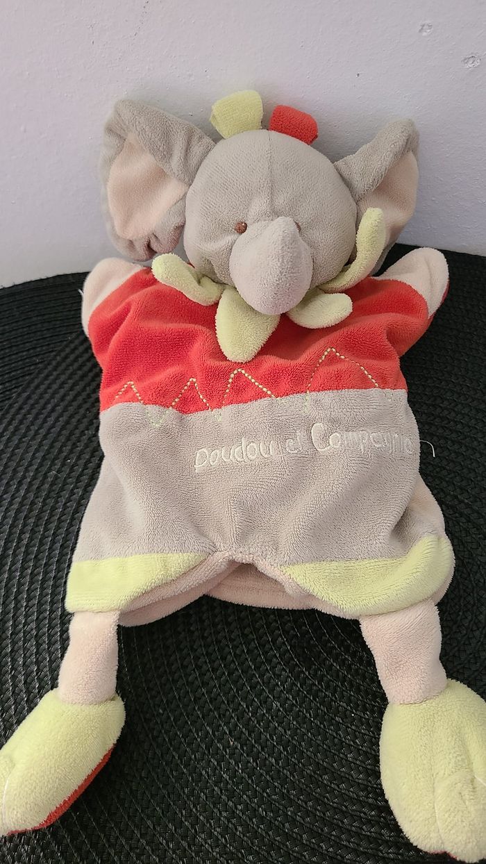 DOUDOU ET COMPAGNIE - Marionnette Alban L'éléphant gris rouge