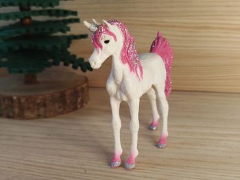 Figurine jeune licorne blanche et rose Animal imaginaire
