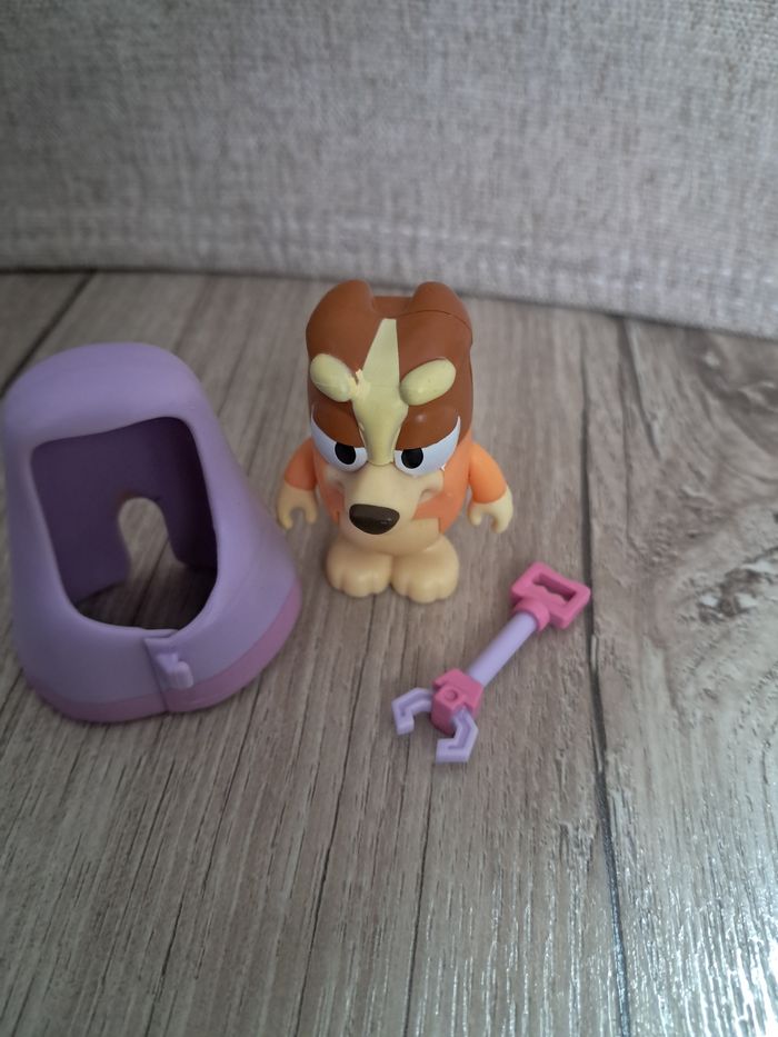 Figurine bingo, sœur de bluey, déguisée en grand mere - photo numéro 2